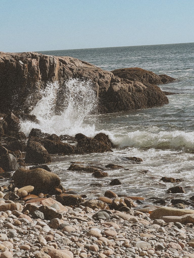 Image of the ocean splashing against the rocks